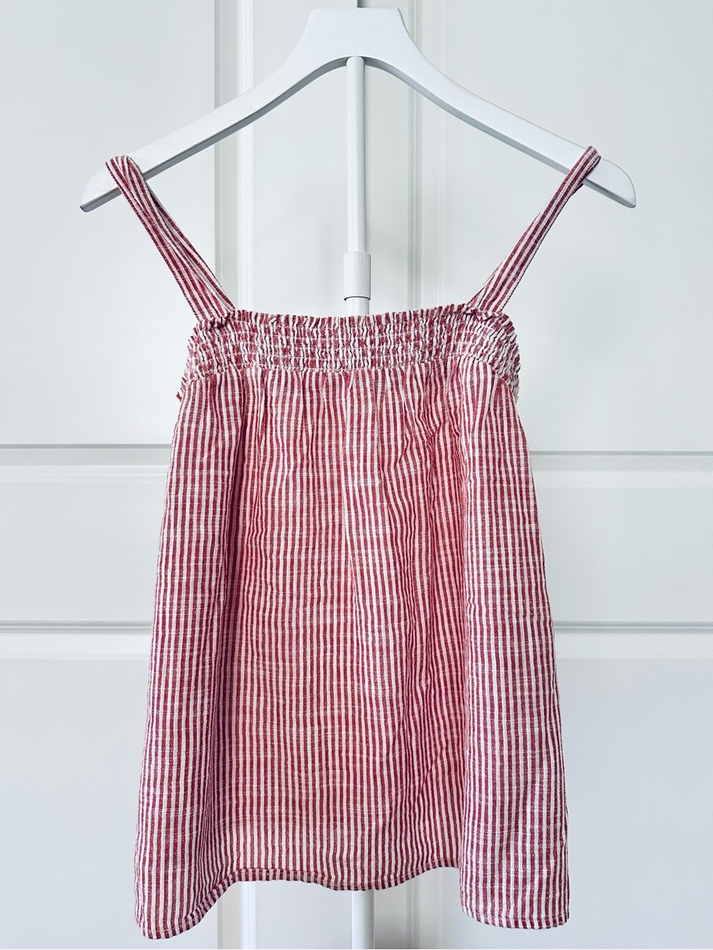 Women’s Old Navy Sleeveless Red & White Striped Top Size M